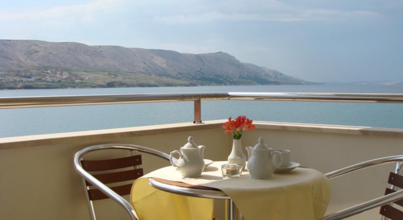 Relaxing with the sound of waves , the Hotel Meridian **** Pag