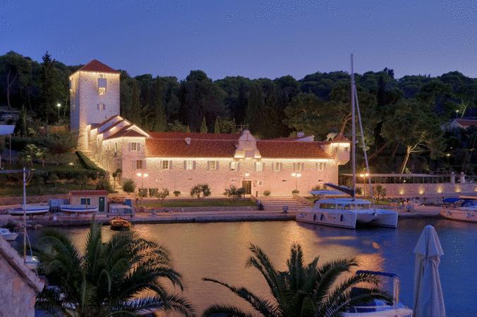 Uživajte u celebrity tretmanu u hotelu Martinis Marchi*****, na Šolti već od 1390...