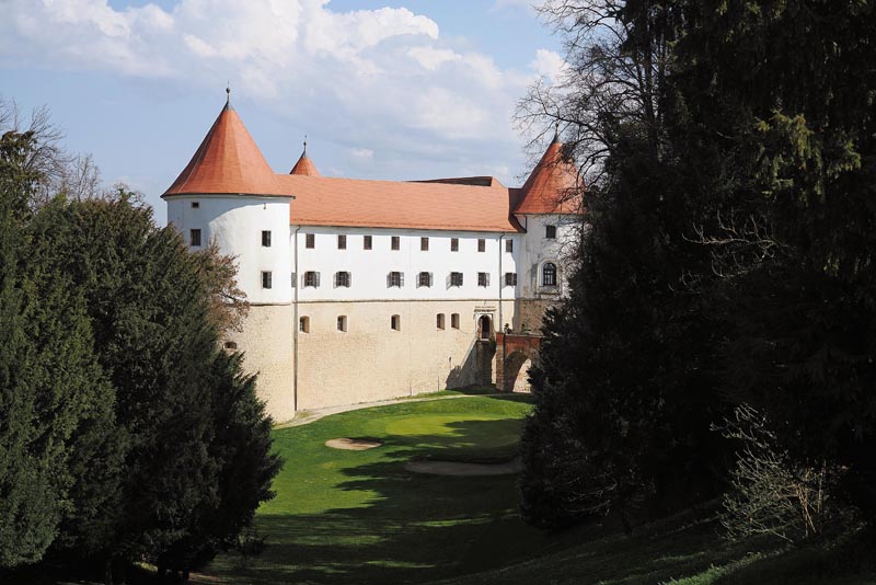 Proljeće u Dvorcu Mokrice - nedjeljni ručak, partija golfa i izlet bez slovenske vinjete samo 30 minuta od...