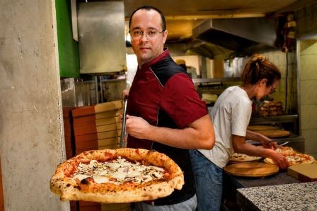 Vino uz pizzu: Čarolija vrhunskih okusa i kako kombinirati vino i pizzu