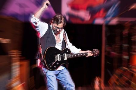 Al Di Meola – svjetska gitaristička legenda  u  petak 21. studenog, na pozornicu...