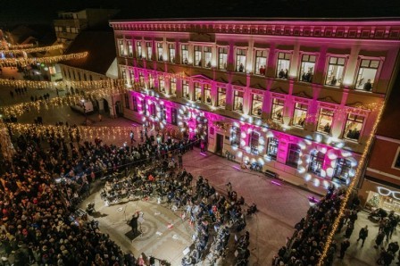 Koncert s prozora Gimnazije  u Vinkovcima 21.12. - zimski solsticij kao iz filma