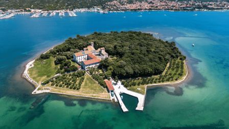 Punat na otoku Krku - od marine do  Košljuna,  malenog  otočića velike povijesti 