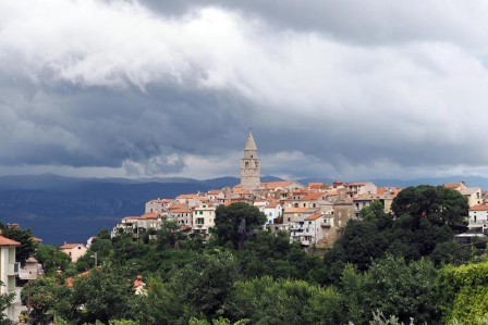 Otkrijte Vrbnik na otoku  Krku, - grad vina, povijesti, glagoljice i najuže ulice na svijetu
