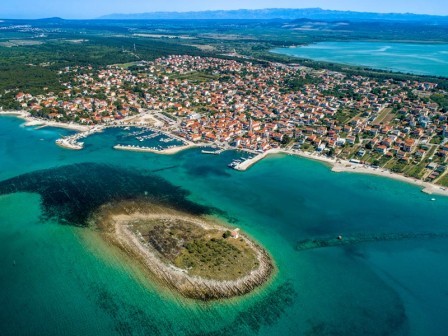 Pakoštane -  mjesto gdje se more i najveće hrvatsko jezero susreću na nekoliko minuta hoda